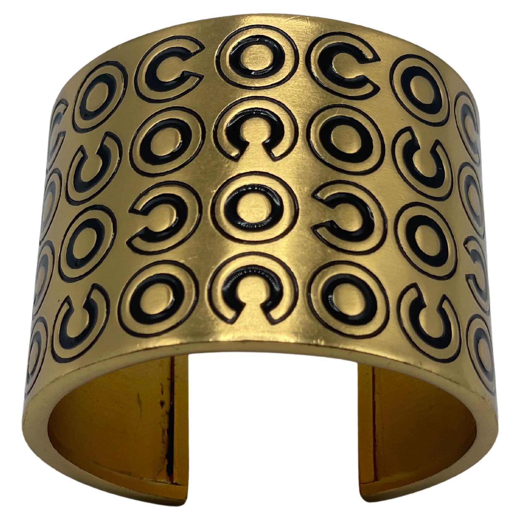 Chanel Bracelet manchette COCO en or en vente 7