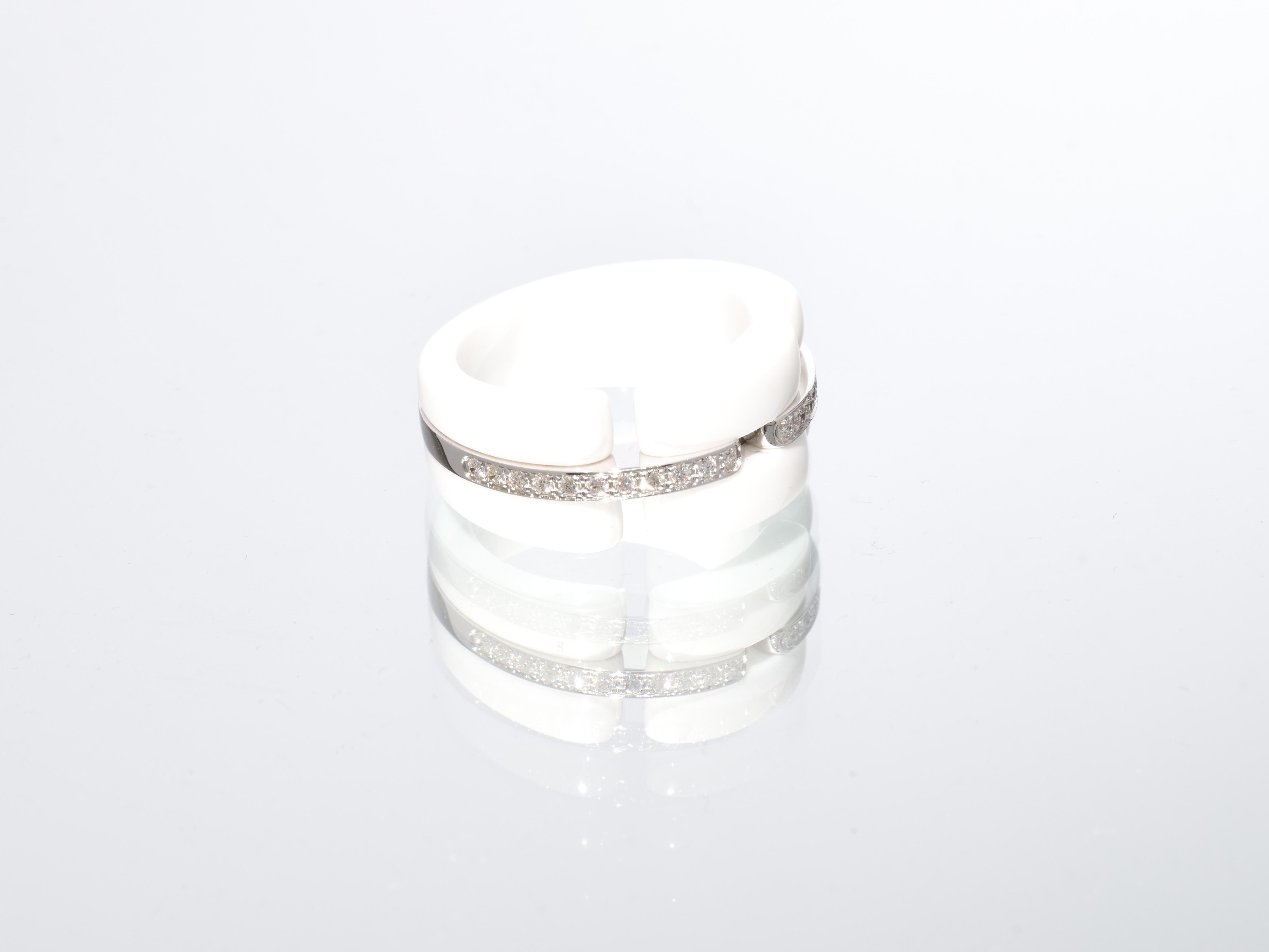 Fork In Time ist stolz darauf, auf dem 1st Dibs-Marktplatz anzubieten:

Chanel 
Ultra Ring 
Diamantbesetztes Band aus 18k Weißgold, umgeben von breiten weißen Keramik-Akzenten
  
Ein eleganter und raffinierter CHANEL Ultra Ring, gefertigt aus 18