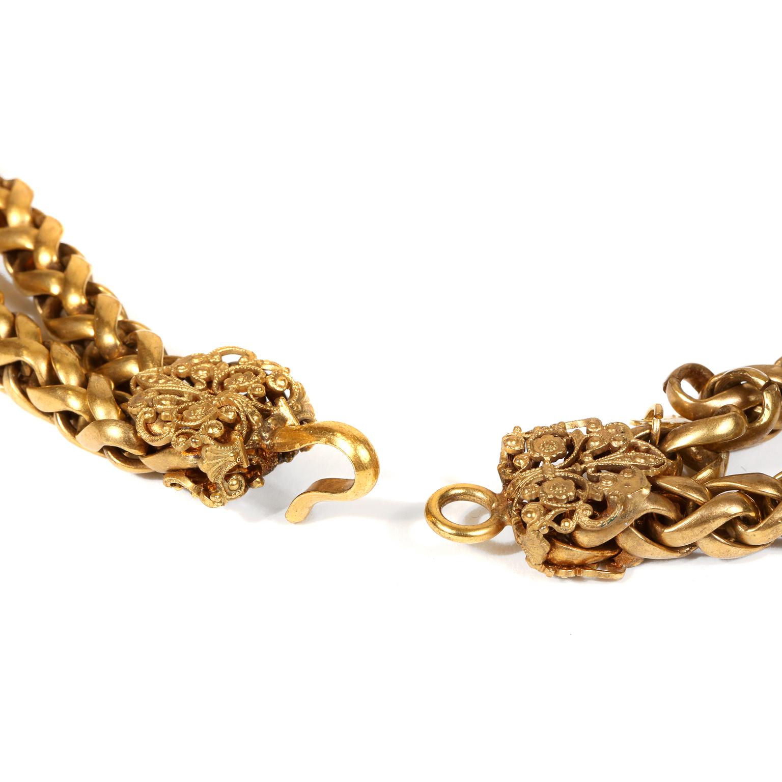 Diese authentische Chanel Gold Tone Double Strand Choker ist in ausgezeichnetem Vintage-Zustand.  Kräftige goldfarbene Weizenkette ist doppelt vorhanden.  Verschnörkelter floraler Verschluss.  Inklusive Tasche oder Box.  Ungefähr 15,5 Zoll Länge.  
