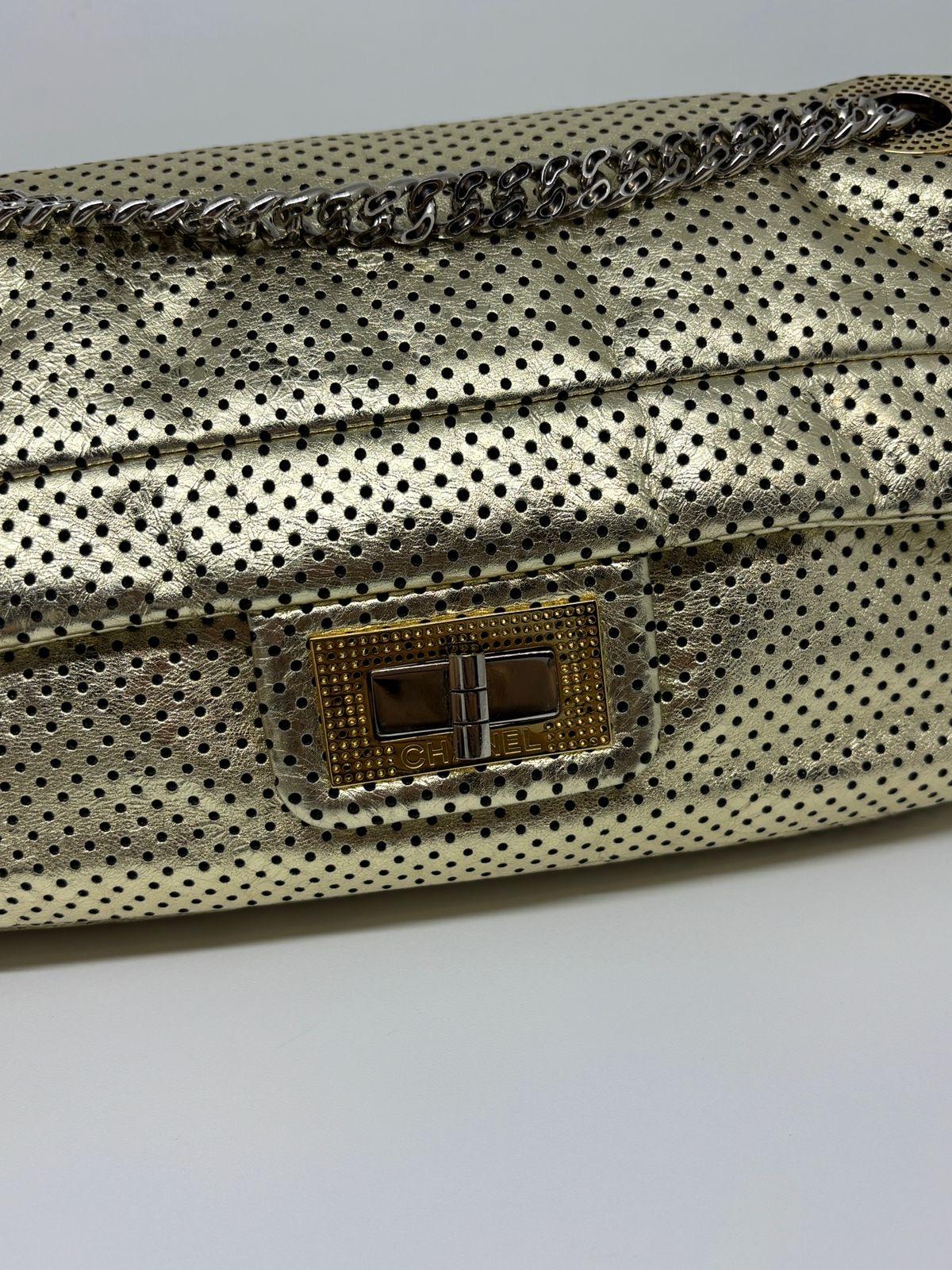 Chanel Taladro Dorado Perforado 2.55 Reissue Bolso Solapa Mediano en venta 7