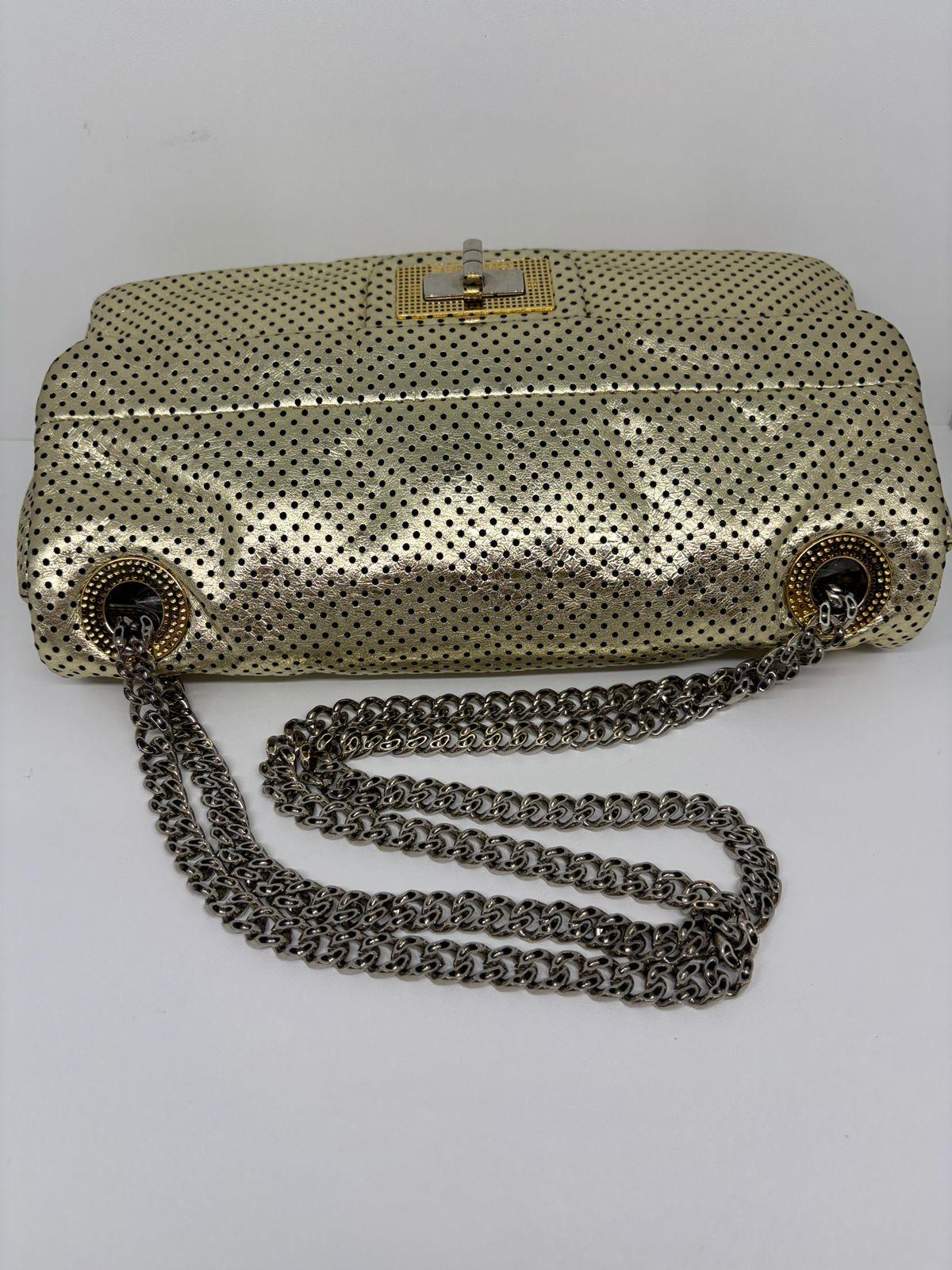Chanel Taladro Dorado Perforado 2.55 Reissue Bolso Solapa Mediano en venta 1