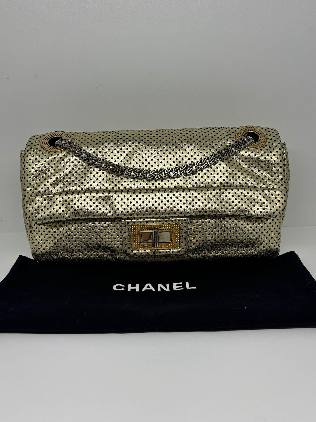 Chanel Taladro Dorado Perforado 2.55 Reissue Bolso Solapa Mediano en venta 2