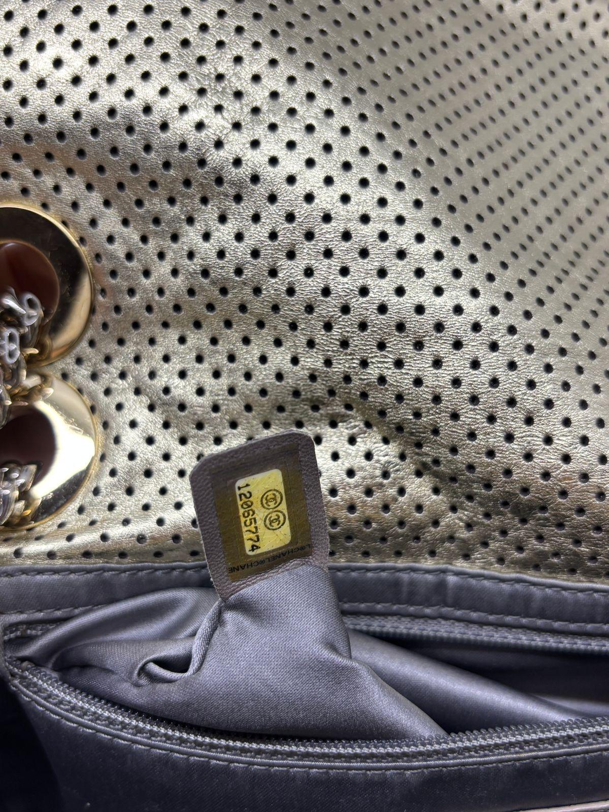 Chanel Taladro Dorado Perforado 2.55 Reissue Bolso Solapa Mediano en venta 4