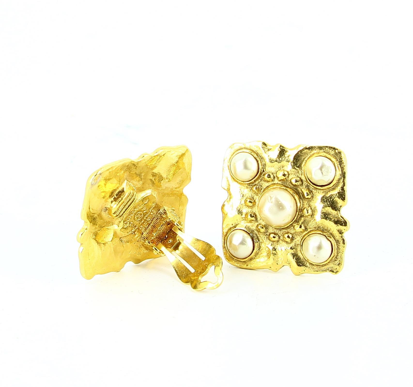 Chanel Gold Earrings with Pearls In Excellent Condition In PARIS, FR