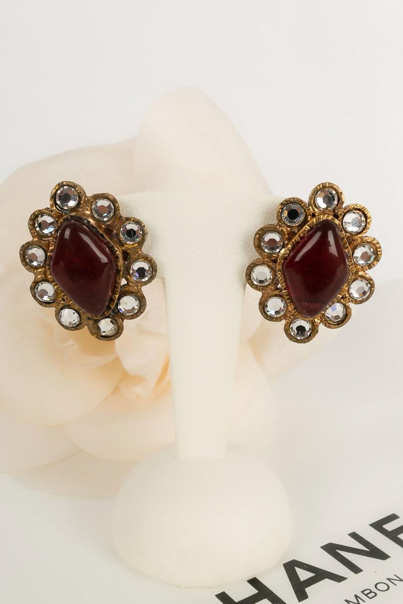 Chanel - (Made in France) Gold metal earrings with rhinestones and red glass paste cabochon.

Additional information:
Dimensions: 3 H cm

Condition: 
Very good condition

Seller Ref number: BOB159