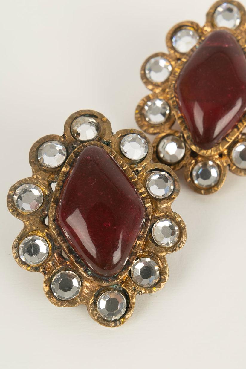 Chanel Gold Earrings with Rhinestones and Red Glass Paste Cabochon In Good Condition For Sale In SAINT-OUEN-SUR-SEINE, FR