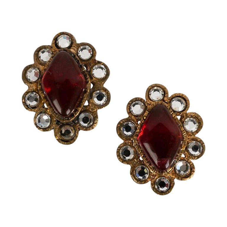 Orecchini Chanel in oro con strass e cabochon in pasta di vetro rossa