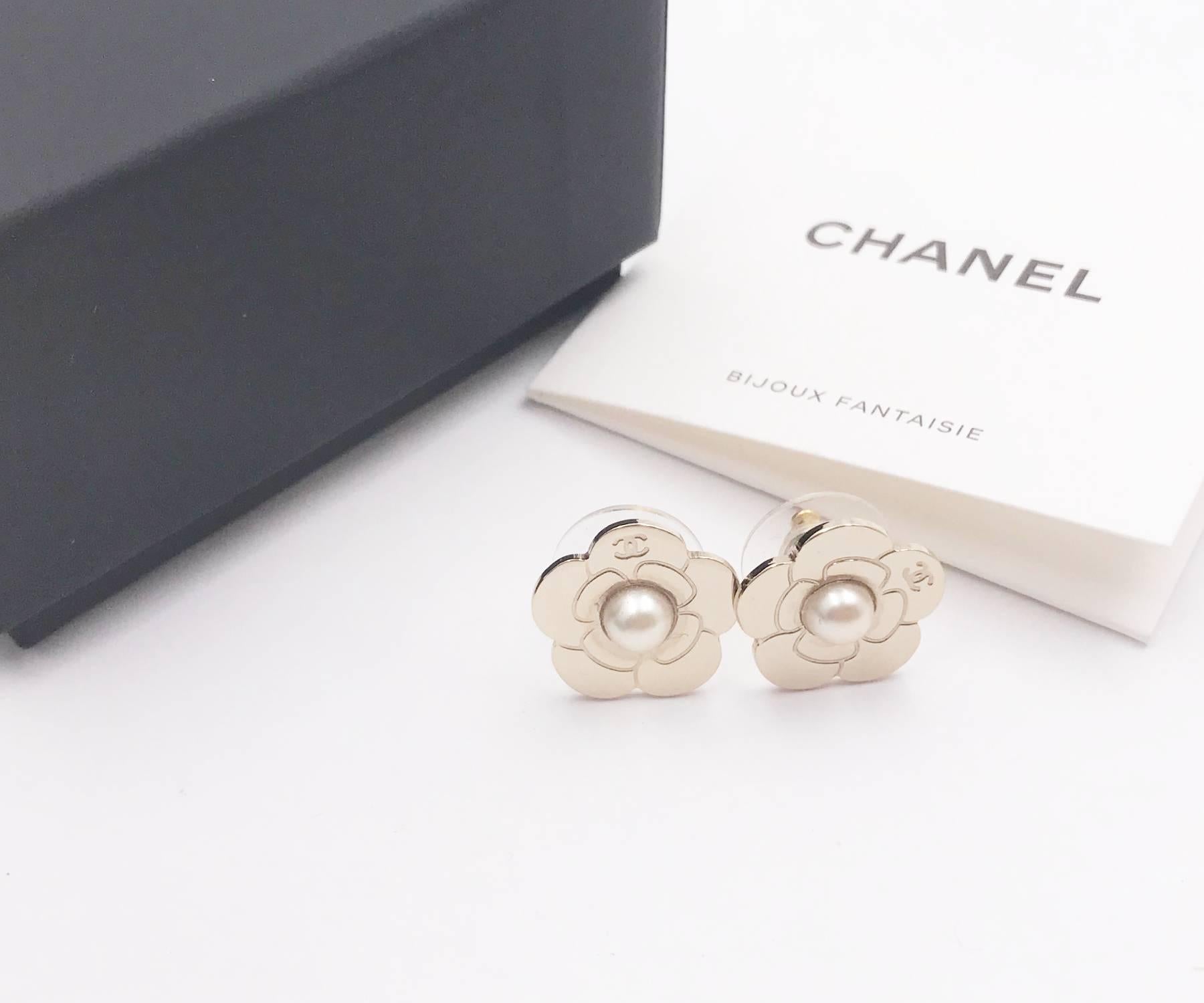 Chanel Gold Embossed Camellia Pearl Piercing Earrings

*Marked 17
*Made in Italy
*Comes with the original box

-Approximately 0.6″ x 0.6″
-In an excellent condition

2117-46482