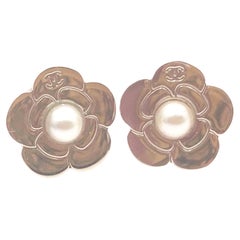 Orecchini Piercing Chanel con perla in oro e camelia in rilievo