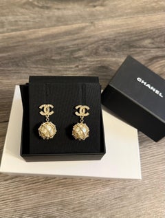 Orecchini Chanel con perle finte e cristalli CC in oro