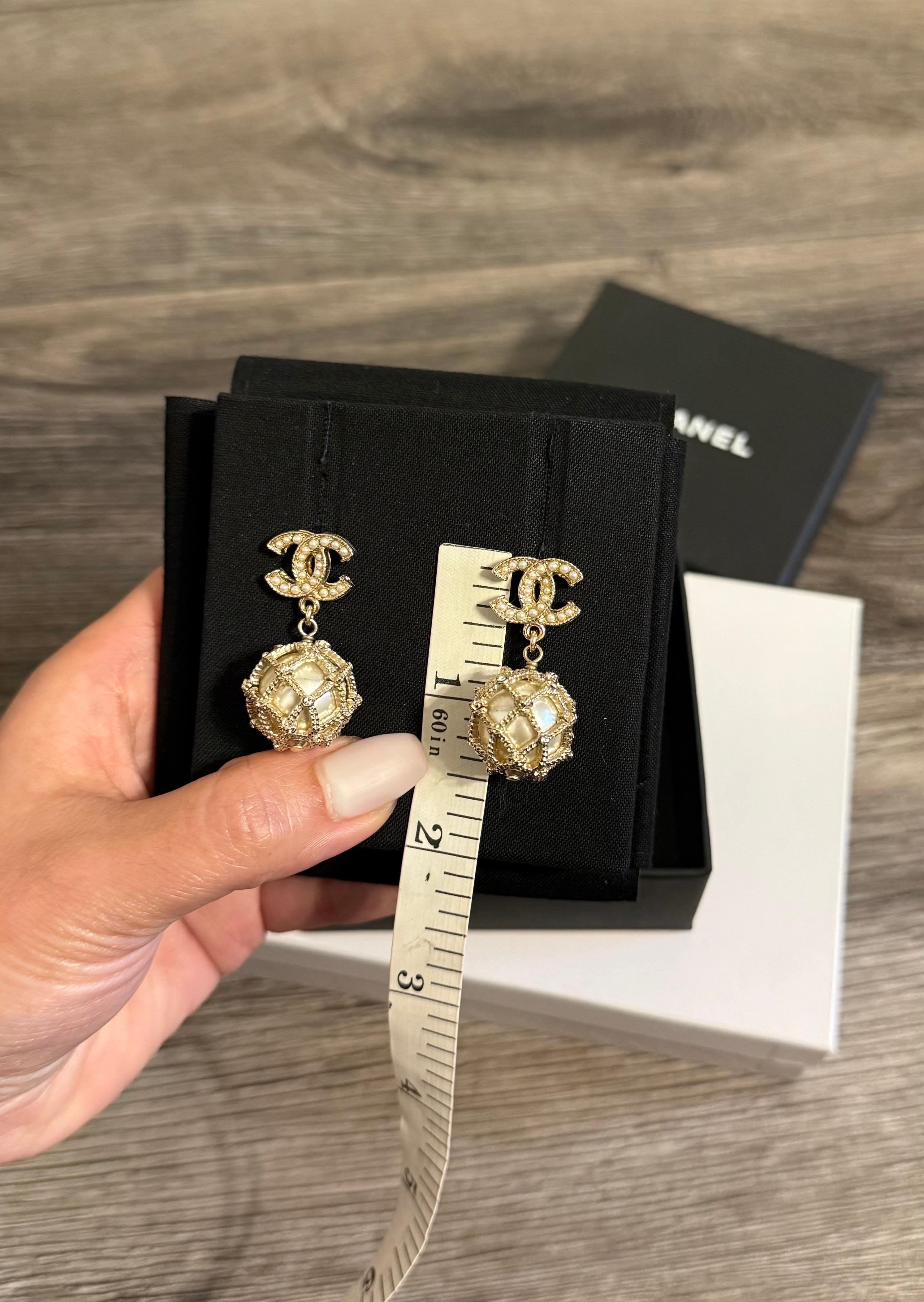 Women's or Men's Chanel Gold Faux Pearl CC Crystal Dangle Earrings For Sale