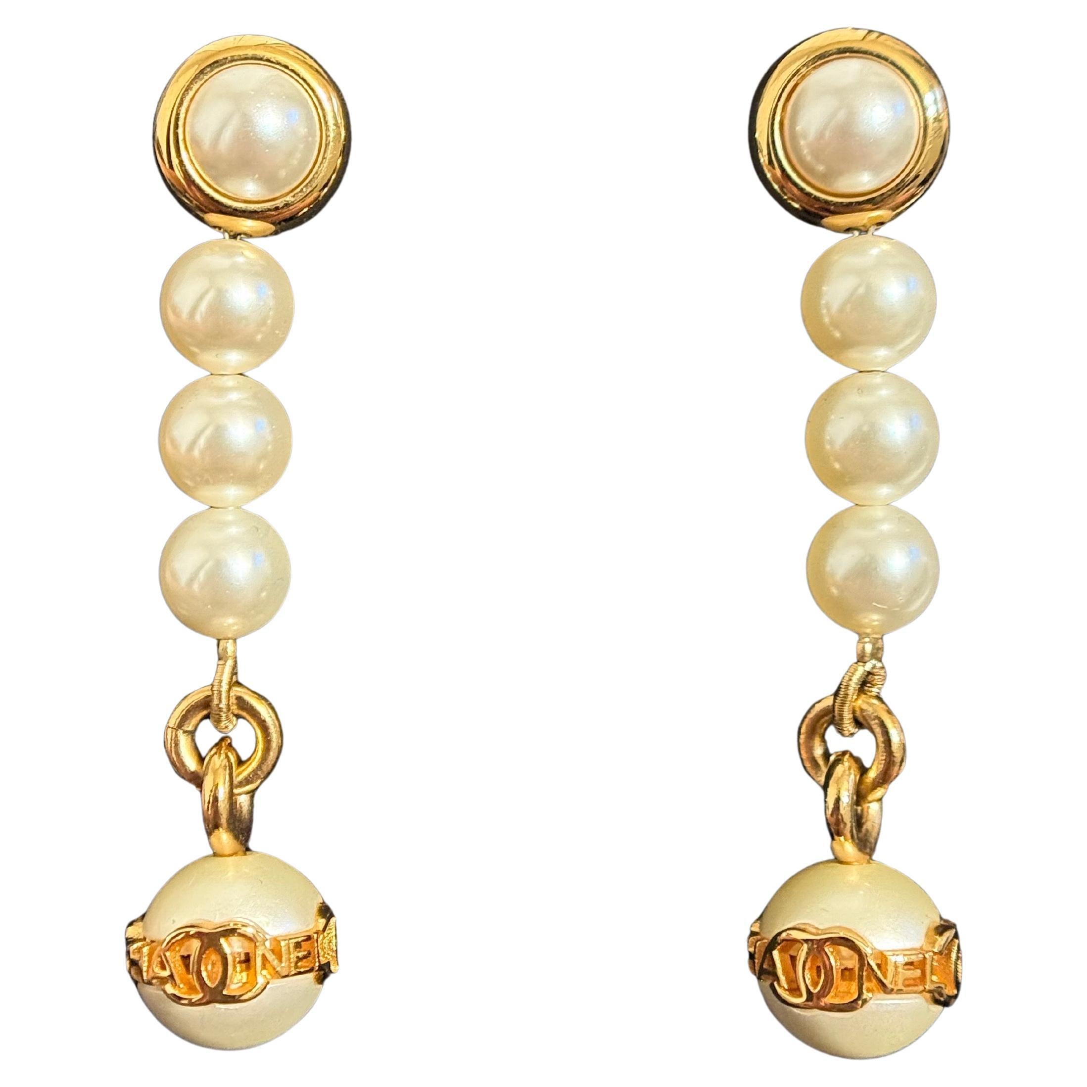 CHANEL - Boucles d'oreilles "CHANEL" CC à pampilles en or et fausses perles