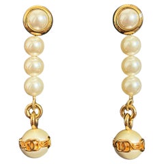 CHANEL - Boucles d'oreilles "CHANEL" CC à pampilles en or et fausses perles