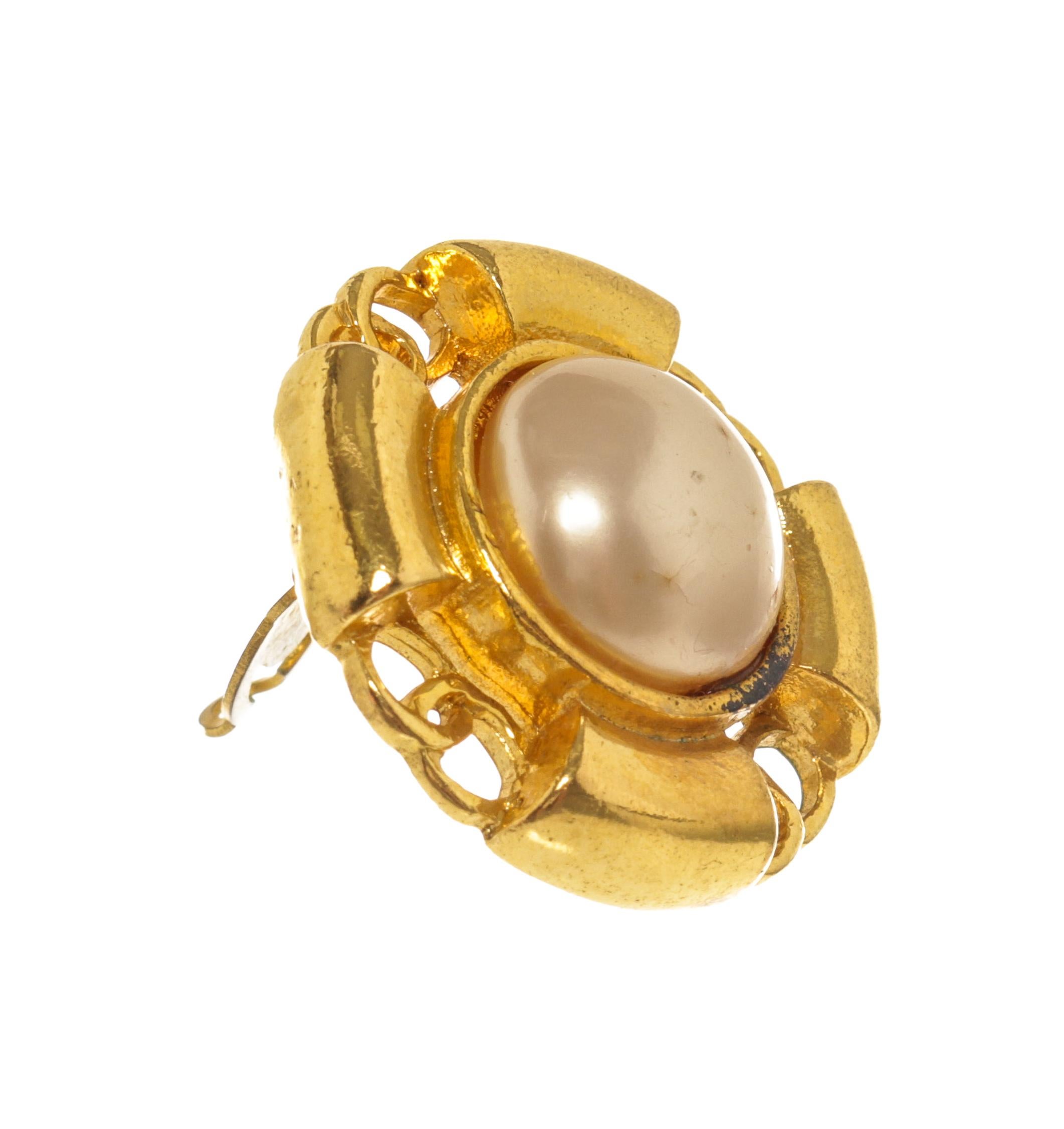 Chanel Gold Faux Pearl Round Earrings with faux pearls and gold tone metal hardware.

770218MSC