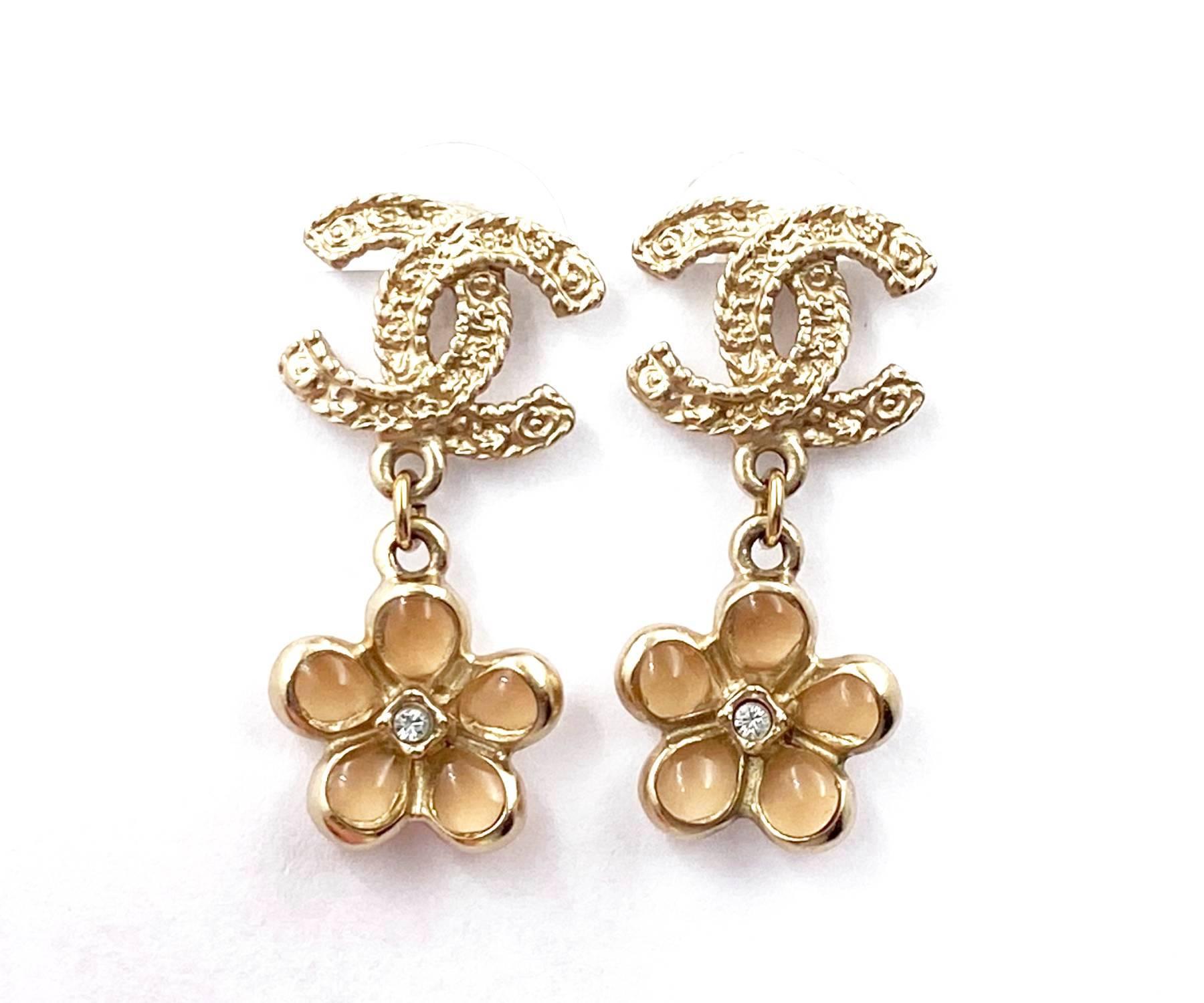Chanel Gold Filigree CC Pink Flower Dangle Piercing Earrings

* Marked 18
* Made in France
* Comes with original box

-Approximately 1.25