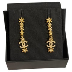 Boucles d'oreilles pendantes CHANEL « CC » en cristal floral doré