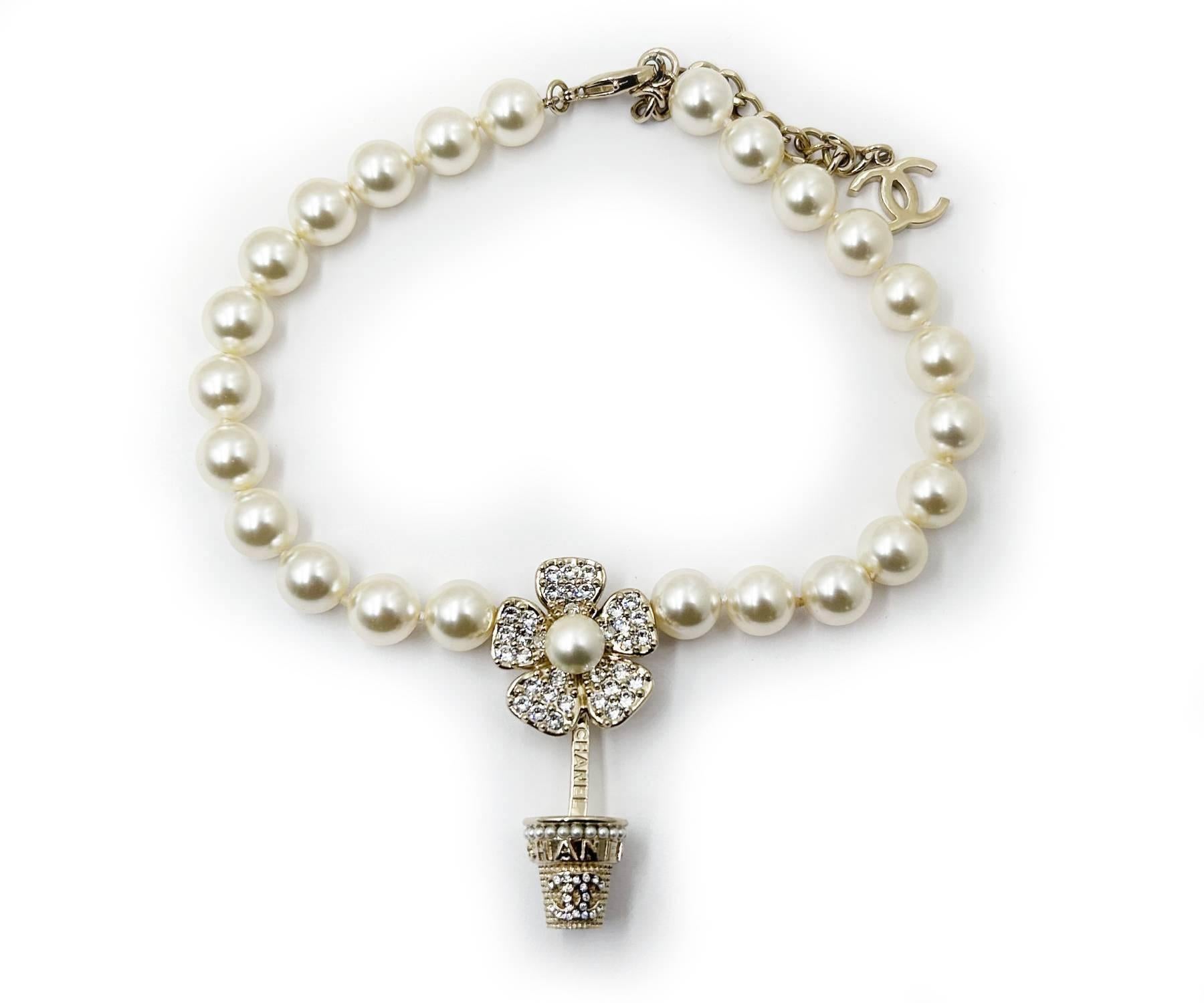 Collana di perle Chanel in oro con cristalli a forma di vaso floreale

* Contrassegnato 23
* Made in Italy
* Viene fornito con l'astuccio e la scatola originali

-La lunghezza è compresa tra i 14 e i 17 pollici.
-Il ciondolo misura circa 2,5