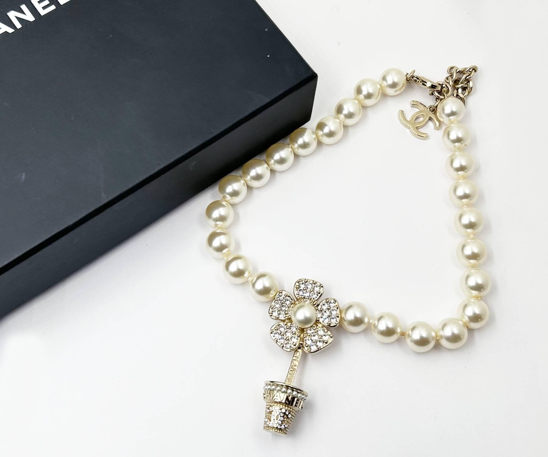 Artigiano Collana di perle Chanel in oro con cristalli a forma di vaso floreale in vendita
