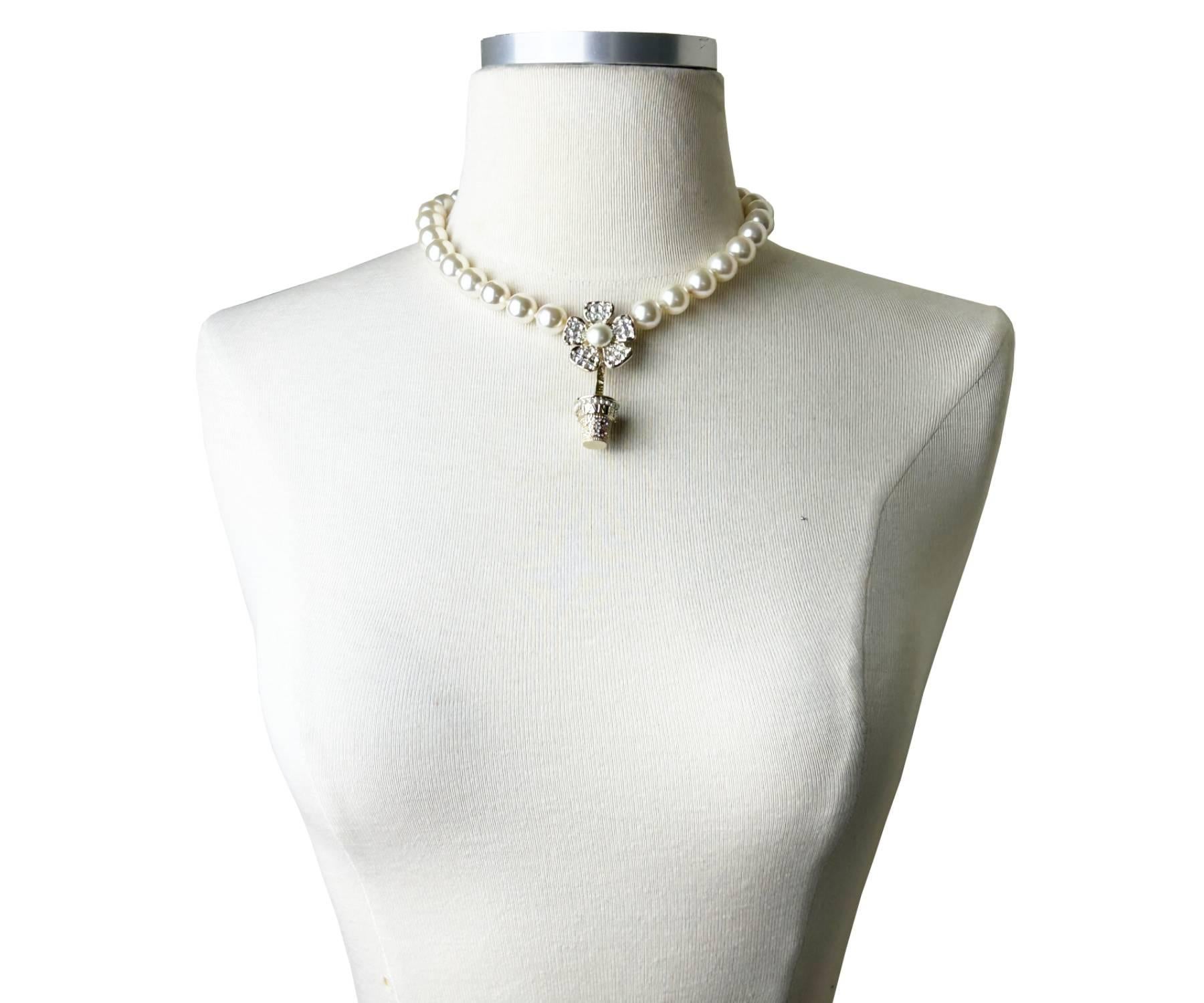 Collana di perle Chanel in oro con cristalli a forma di vaso floreale In condizioni ottime in vendita a Pasadena, CA