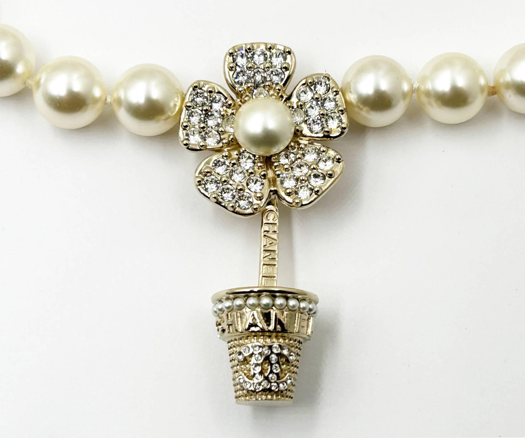 Donna Collana di perle Chanel in oro con cristalli a forma di vaso floreale in vendita