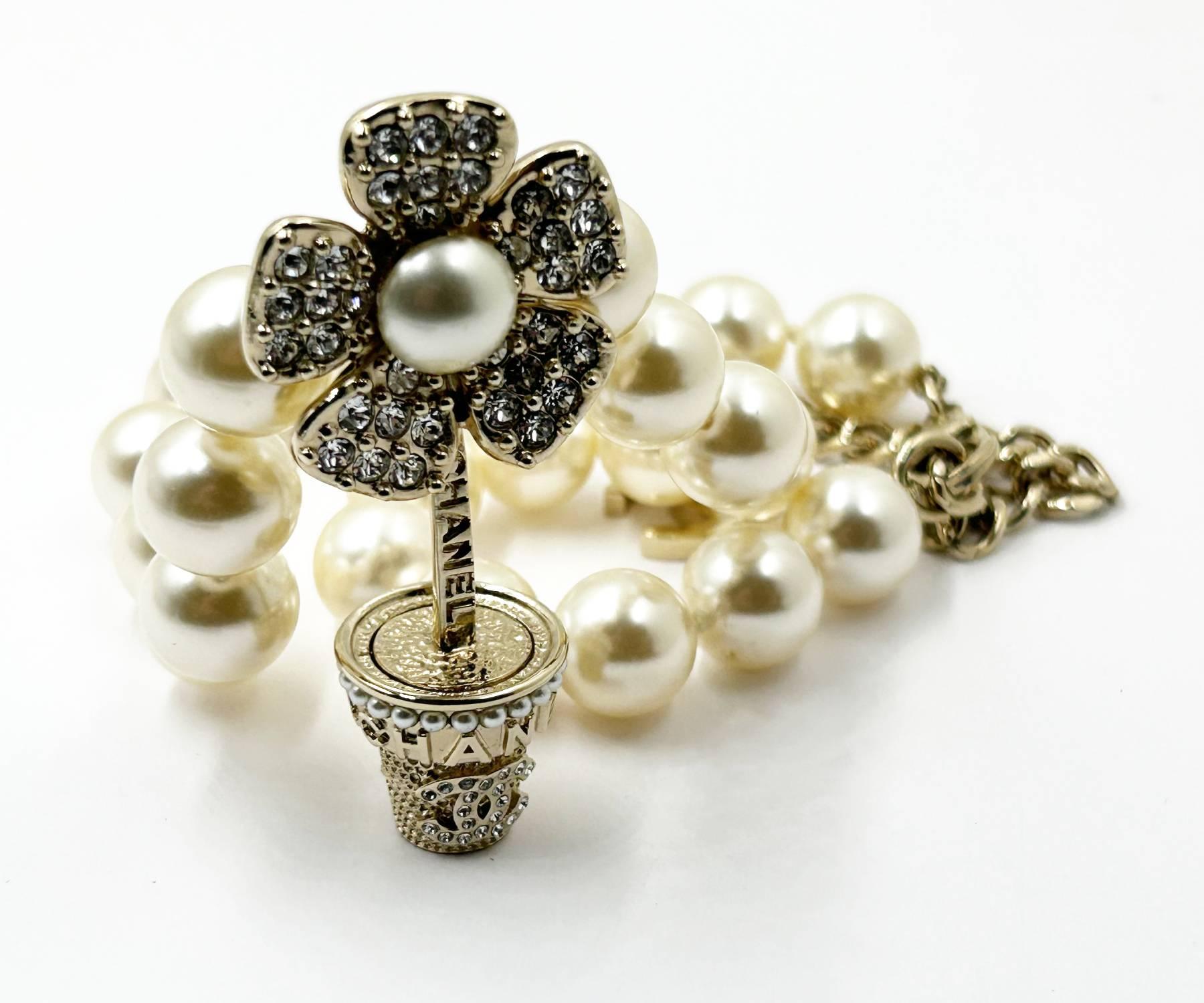Collana di perle Chanel in oro con cristalli a forma di vaso floreale in vendita 1
