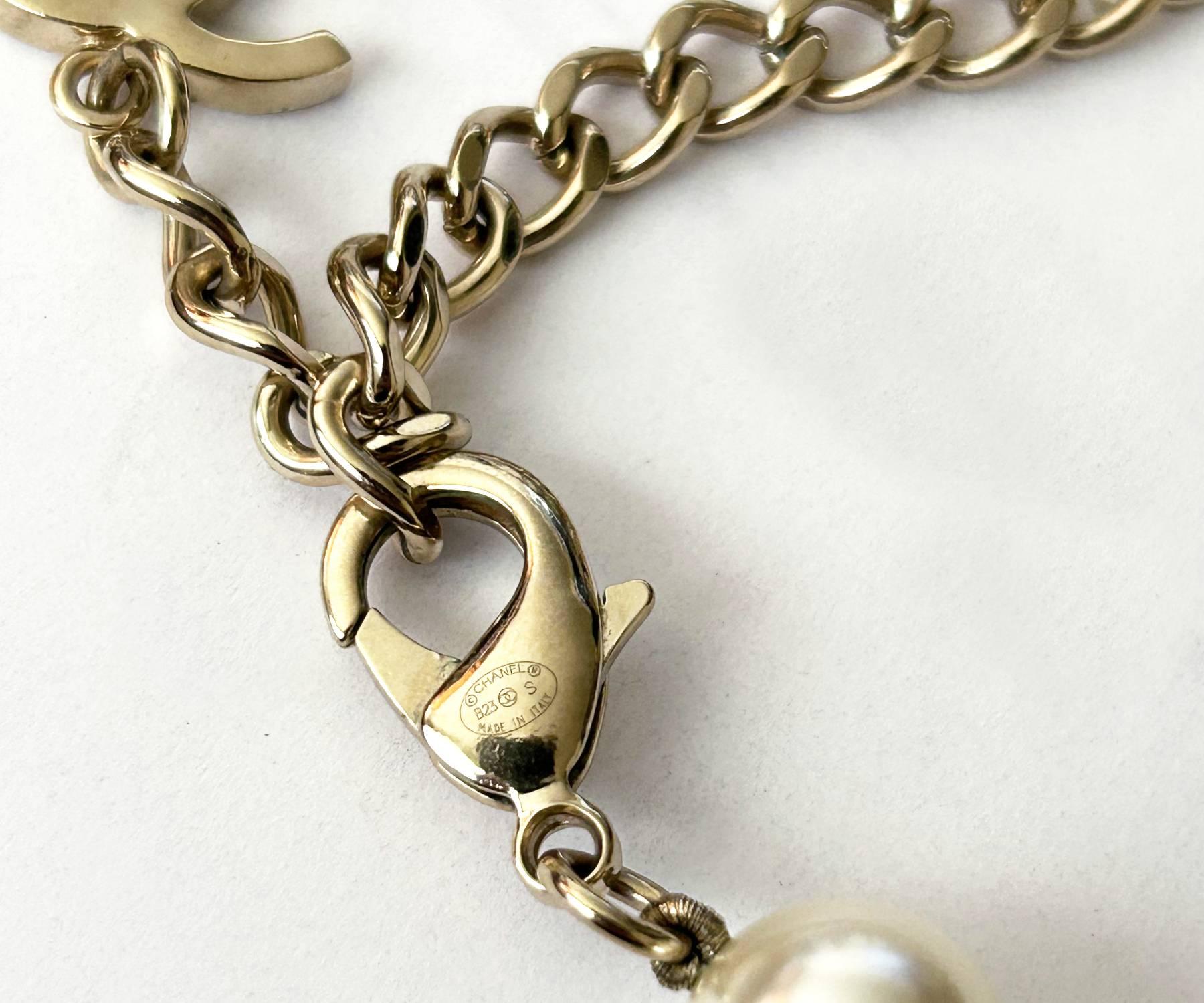 Collana di perle Chanel in oro con cristalli a forma di vaso floreale in vendita 2