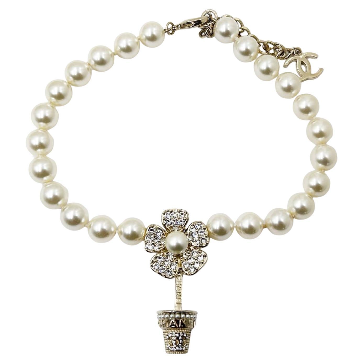 Collana di perle Chanel in oro con cristalli a forma di vaso floreale