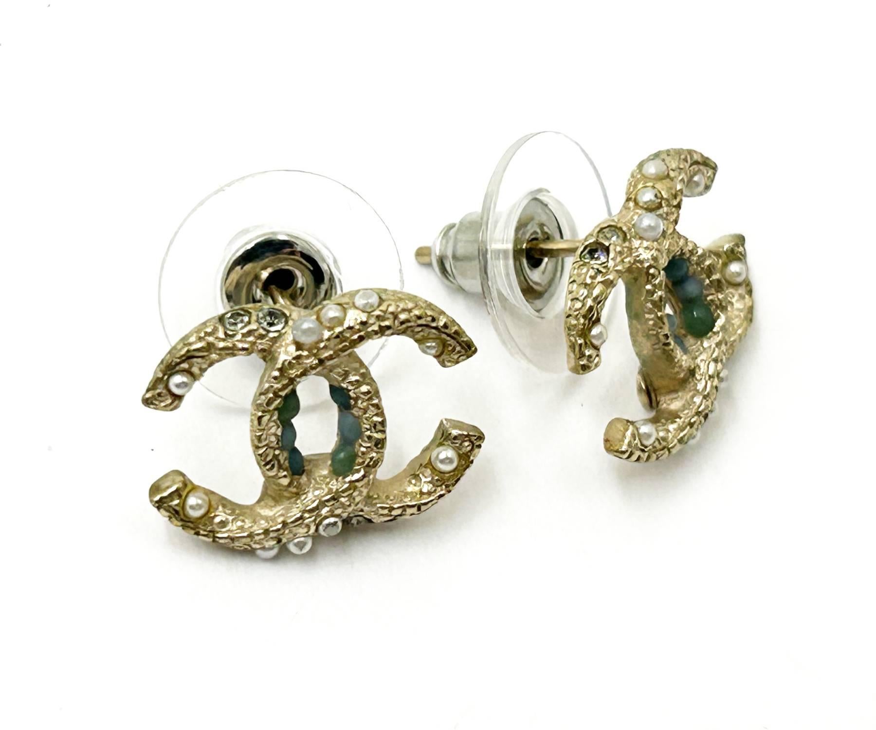 Boucles d'oreilles Chanel Gold Foldes CC Mint Dot Seed Pearl Crystal Small Piercing Excellent état - En vente à Pasadena, CA