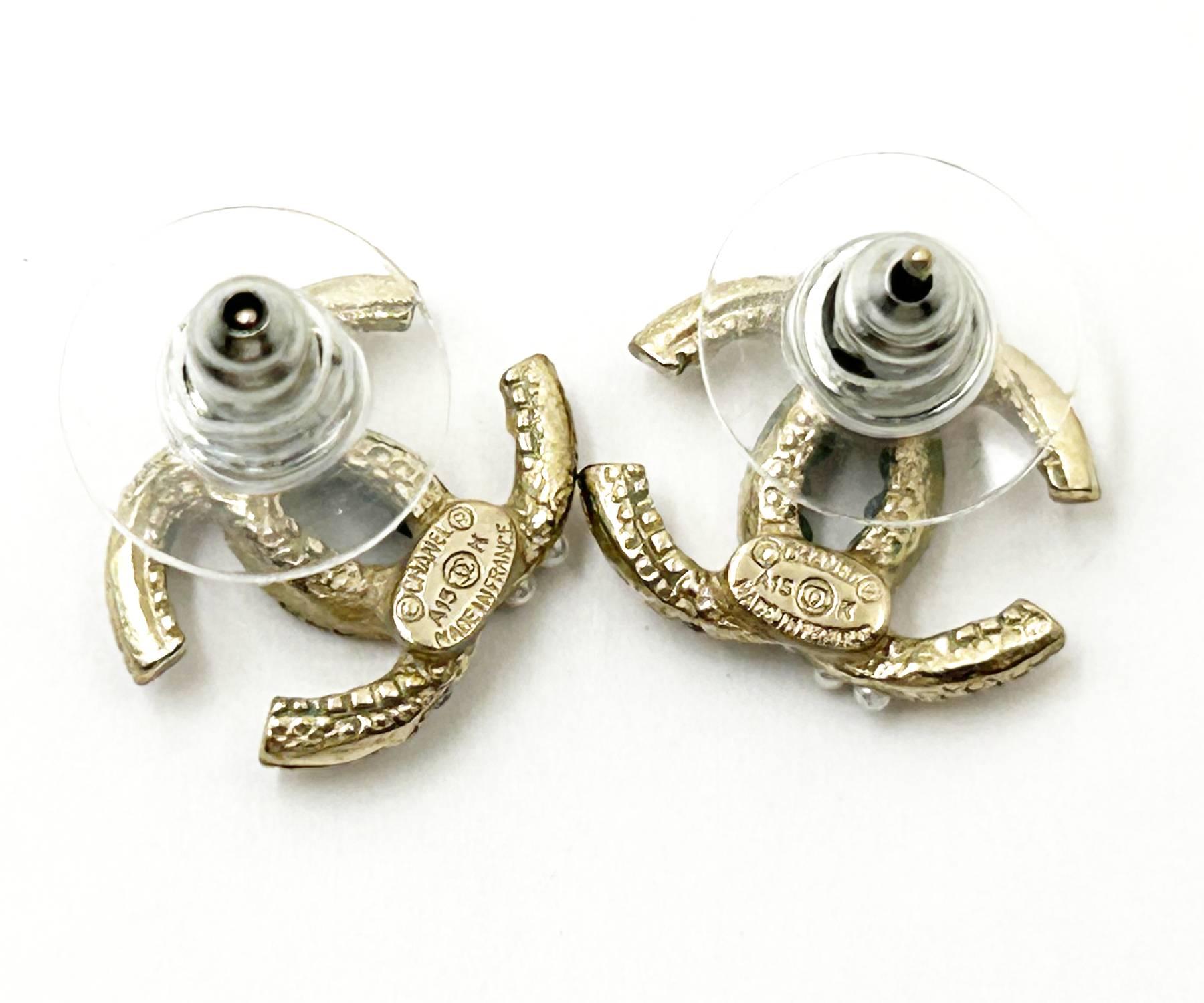 Boucles d'oreilles Chanel Gold Foldes CC Mint Dot Seed Pearl Crystal Small Piercing Pour femmes en vente