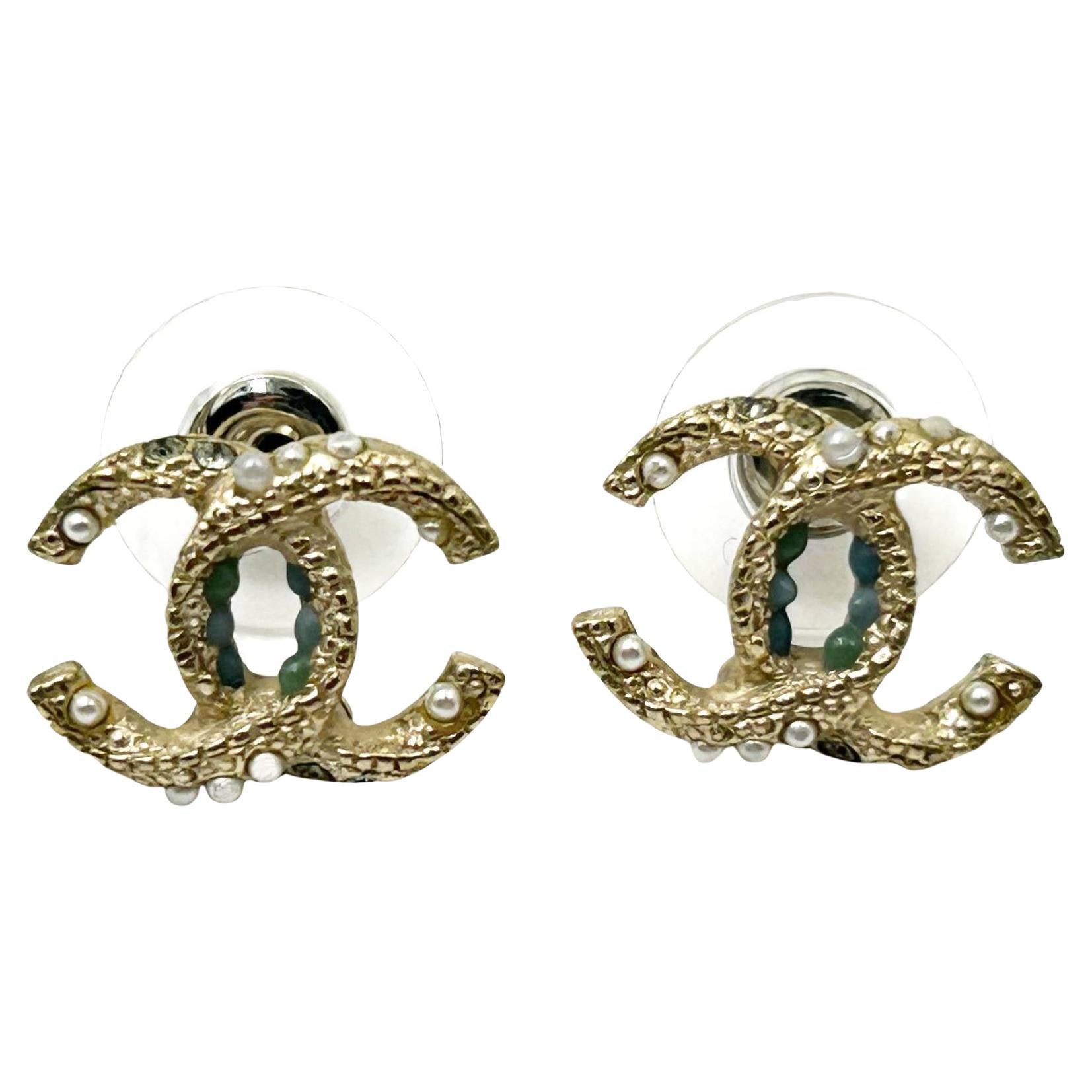 Orecchini Chanel in oro Foldes CC Mint Dot Seed Pearl Crystal Small Piercing