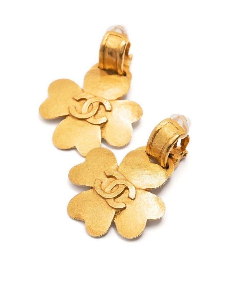 Chanel - Boucles d'oreilles à clip en or avec trèfle à quatre feuilles Excellent état - En vente à London, GB