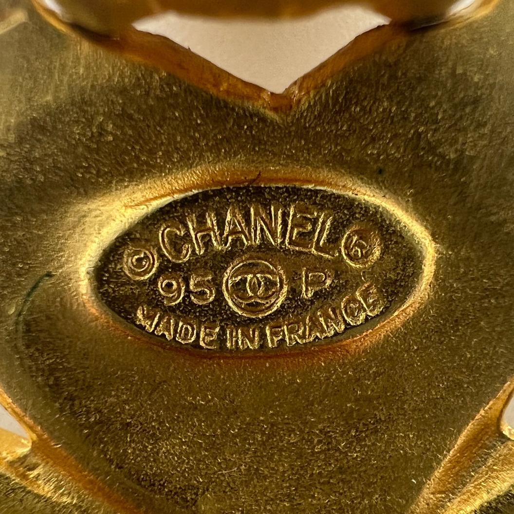Chanel Gold-Ohrclips mit vier Blatt Kleeblatt-Clip-on-Ohrringen Damen im Angebot