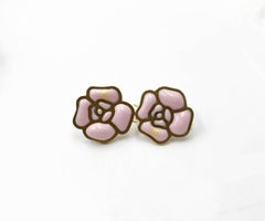 Orecchini Chanel con montatura in oro e fiore di camelia rosa con chiusura a leva