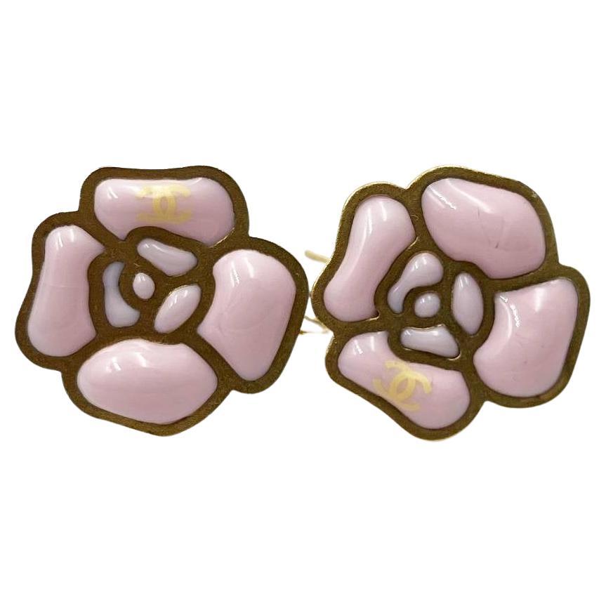 Chanel Goldrahmen Rosa Kamelie Blume Hebel Back Ohrringe im Angebot