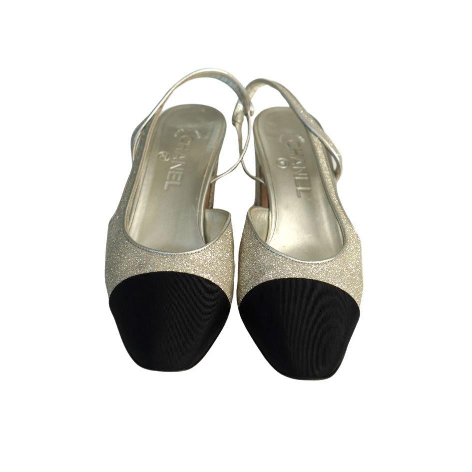 Chanel Gold Glitter and Black Cap Toe Grosgrain Slingback Heels 
Size 39
Heel Height: 7cm / 2.76 inches
Overall great condition, minor signs of use