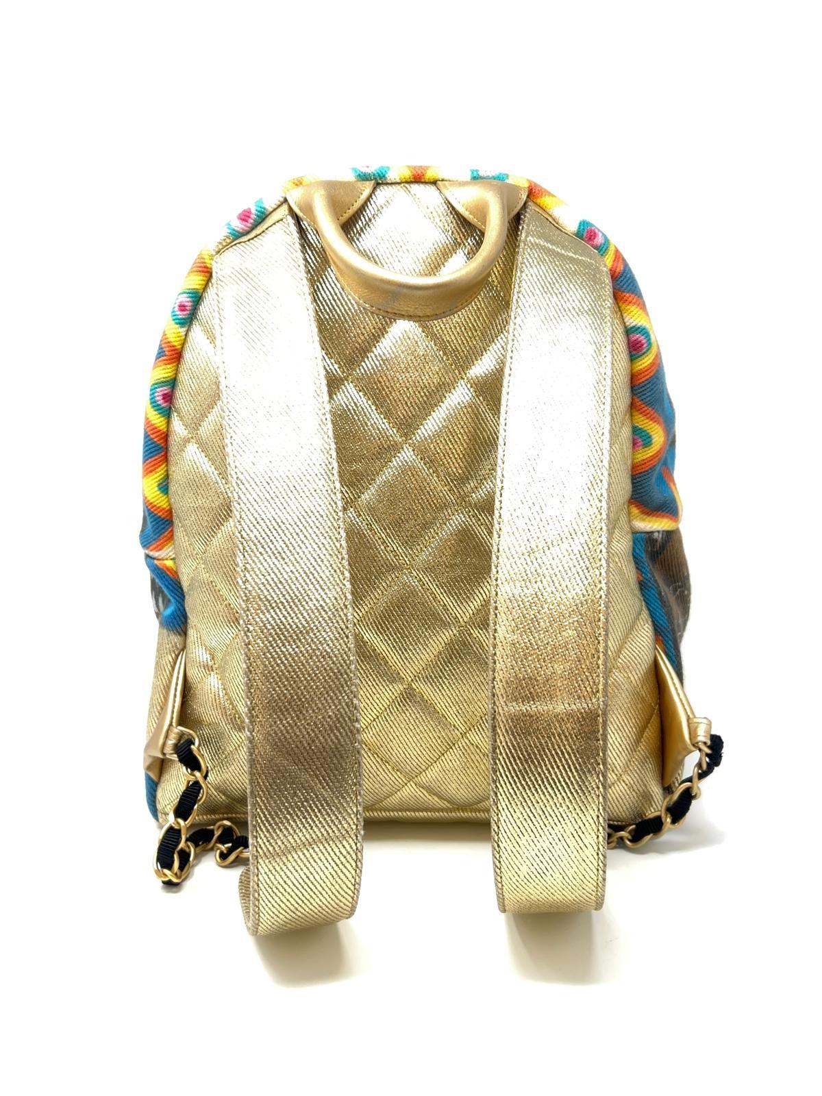 Sac à dos « Street Spirit » de Chanel imprimé graffitis dorés et accessoires dorés 6