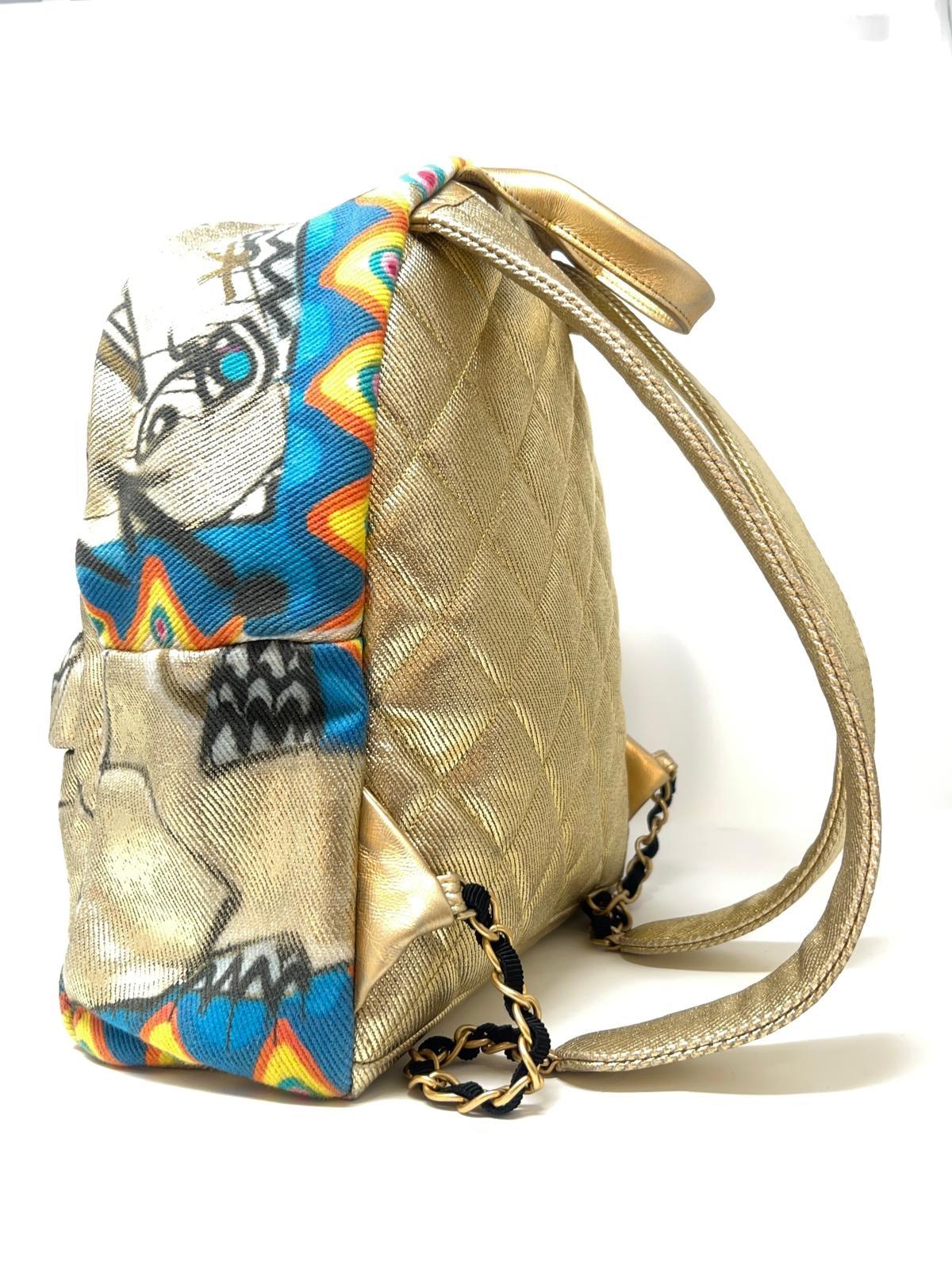 Sac à dos « Street Spirit » de Chanel imprimé graffitis dorés et accessoires dorés 7