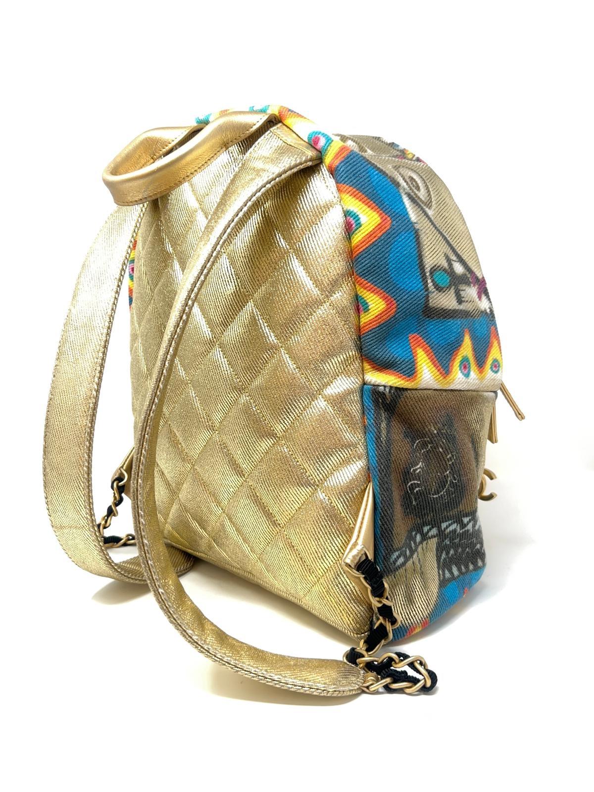 Sac à dos « Street Spirit » de Chanel imprimé graffitis dorés et accessoires dorés 8
