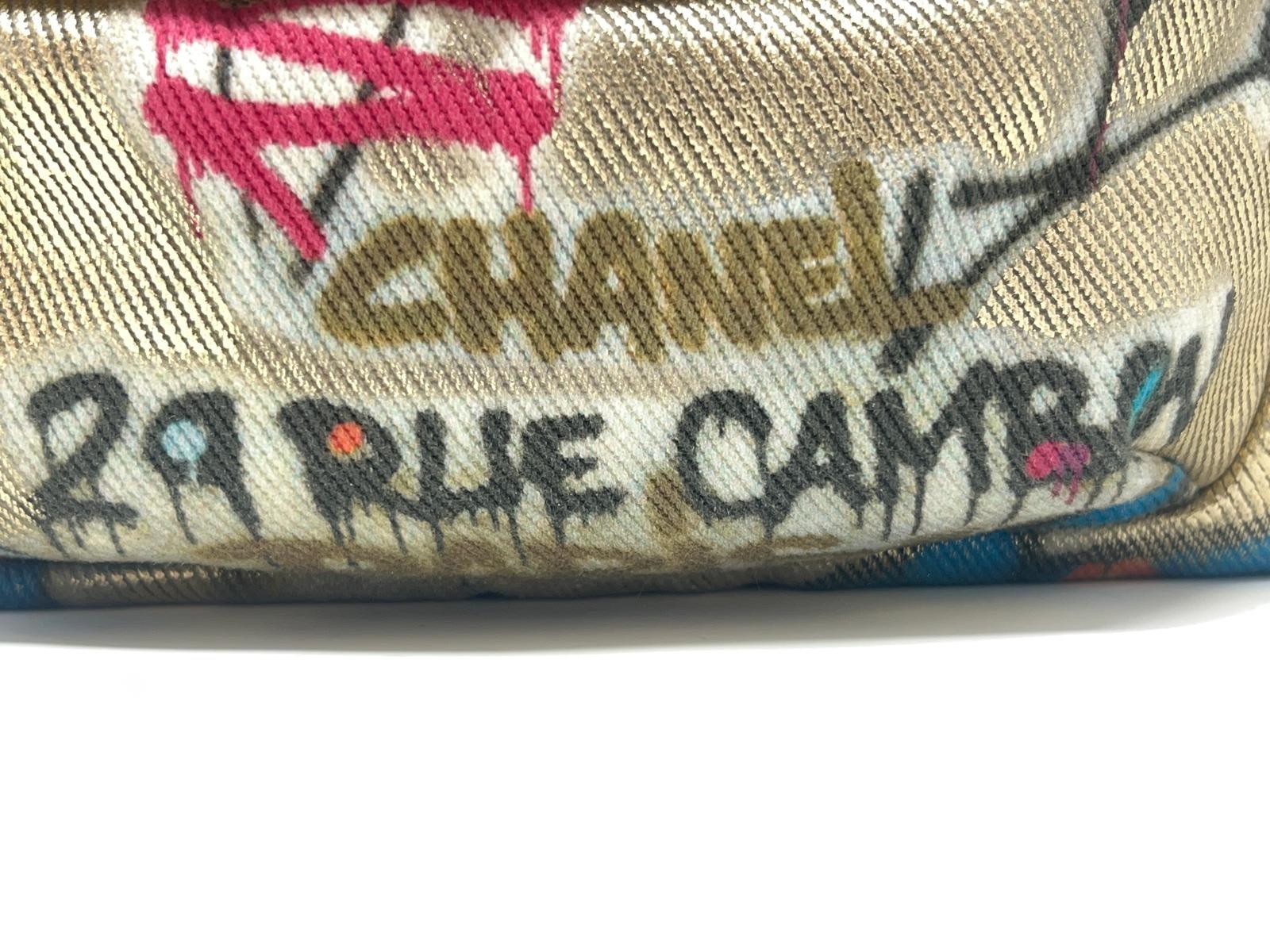 Sac à dos « Street Spirit » de Chanel imprimé graffitis dorés et accessoires dorés 9