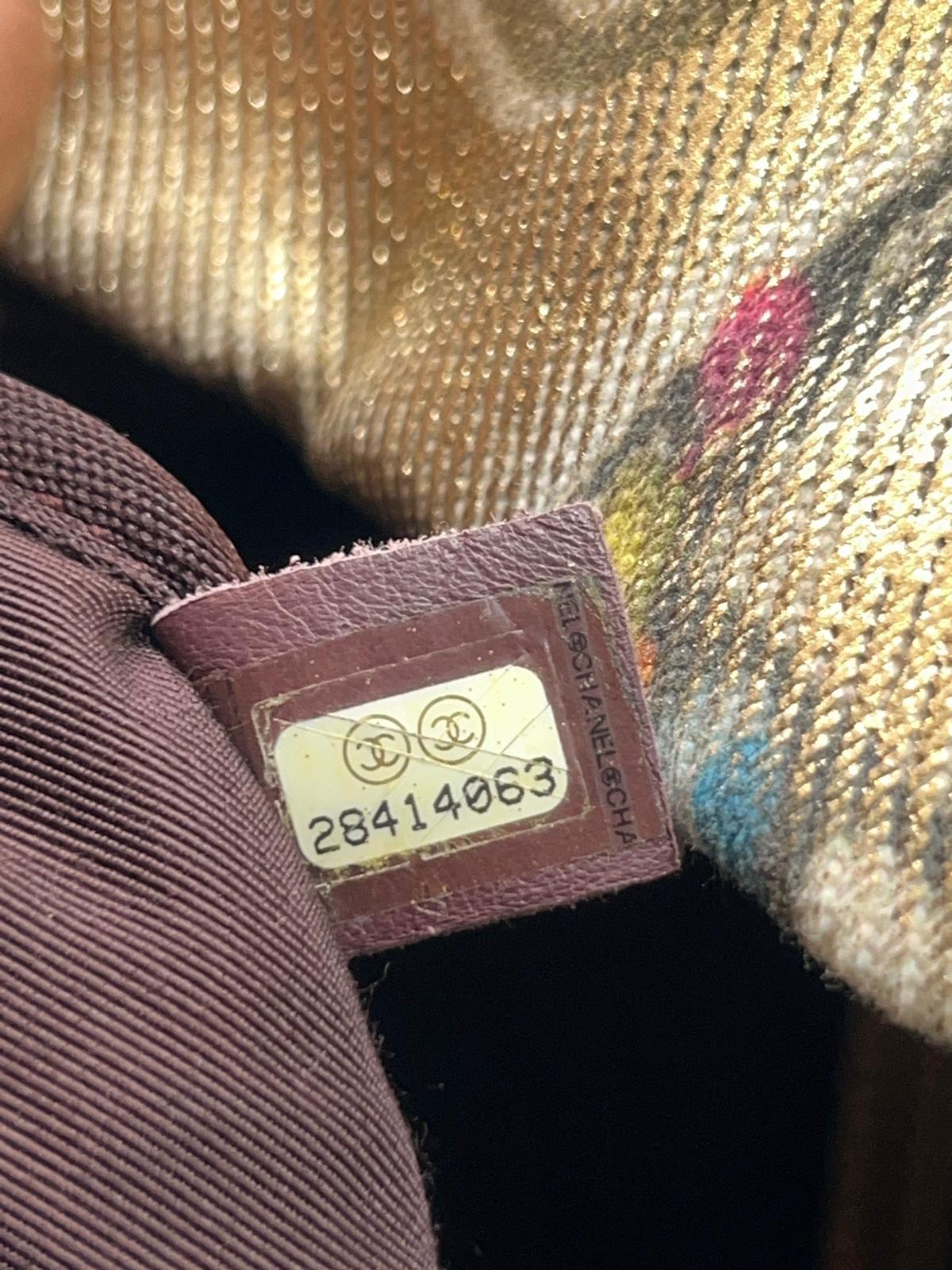 Sac à dos « Street Spirit » de Chanel imprimé graffitis dorés et accessoires dorés 10