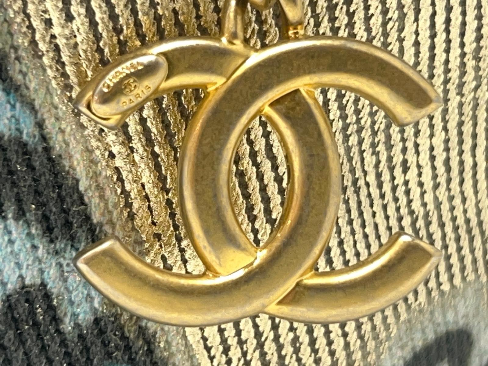 Sac à dos « Street Spirit » de Chanel imprimé graffitis dorés et accessoires dorés 11
