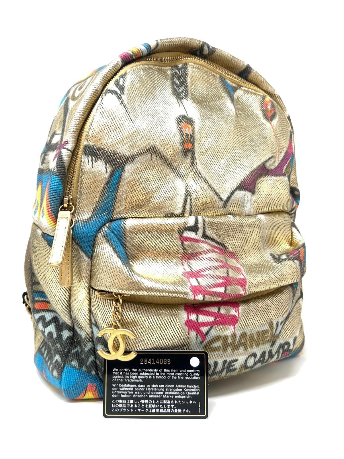 Sac à dos « Street Spirit » de Chanel imprimé graffitis dorés et accessoires dorés 12