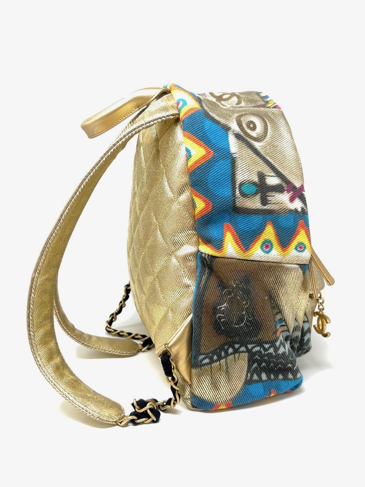 Sac à dos « Street Spirit » de Chanel imprimé graffitis dorés et accessoires dorés 13