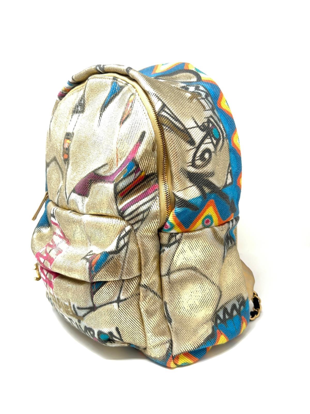 Chanel - Sac à dos en toile imprimé de graffitis dorés 