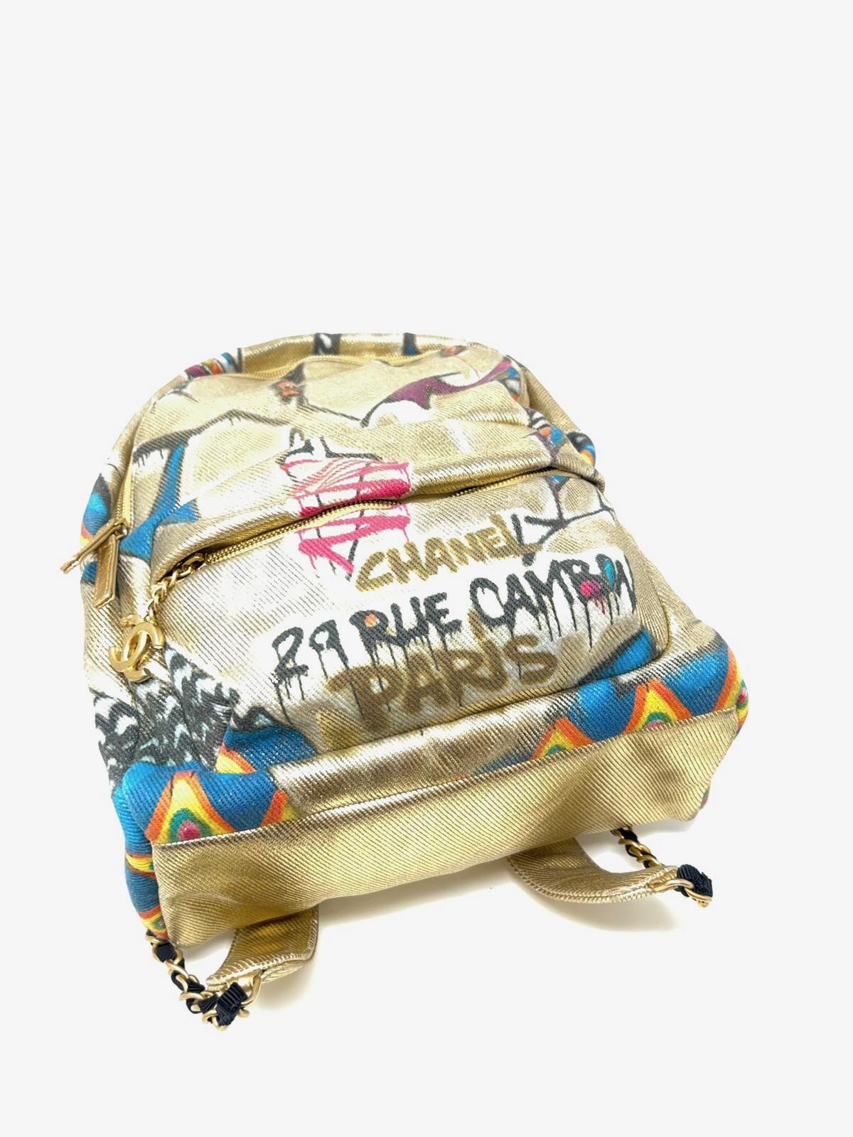 Sac à dos « Street Spirit » de Chanel imprimé graffitis dorés et accessoires dorés Excellent état à Baleares, Baleares