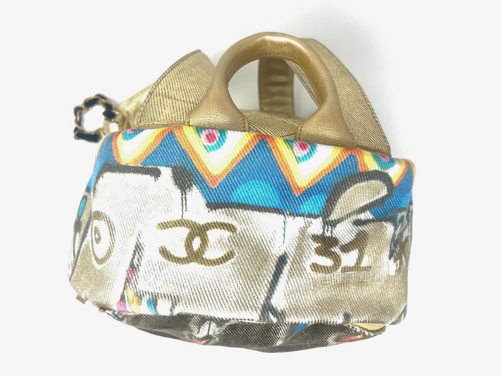  Sac à dos « Street Spirit » de Chanel imprimé graffitis dorés et accessoires dorés Unisexe 