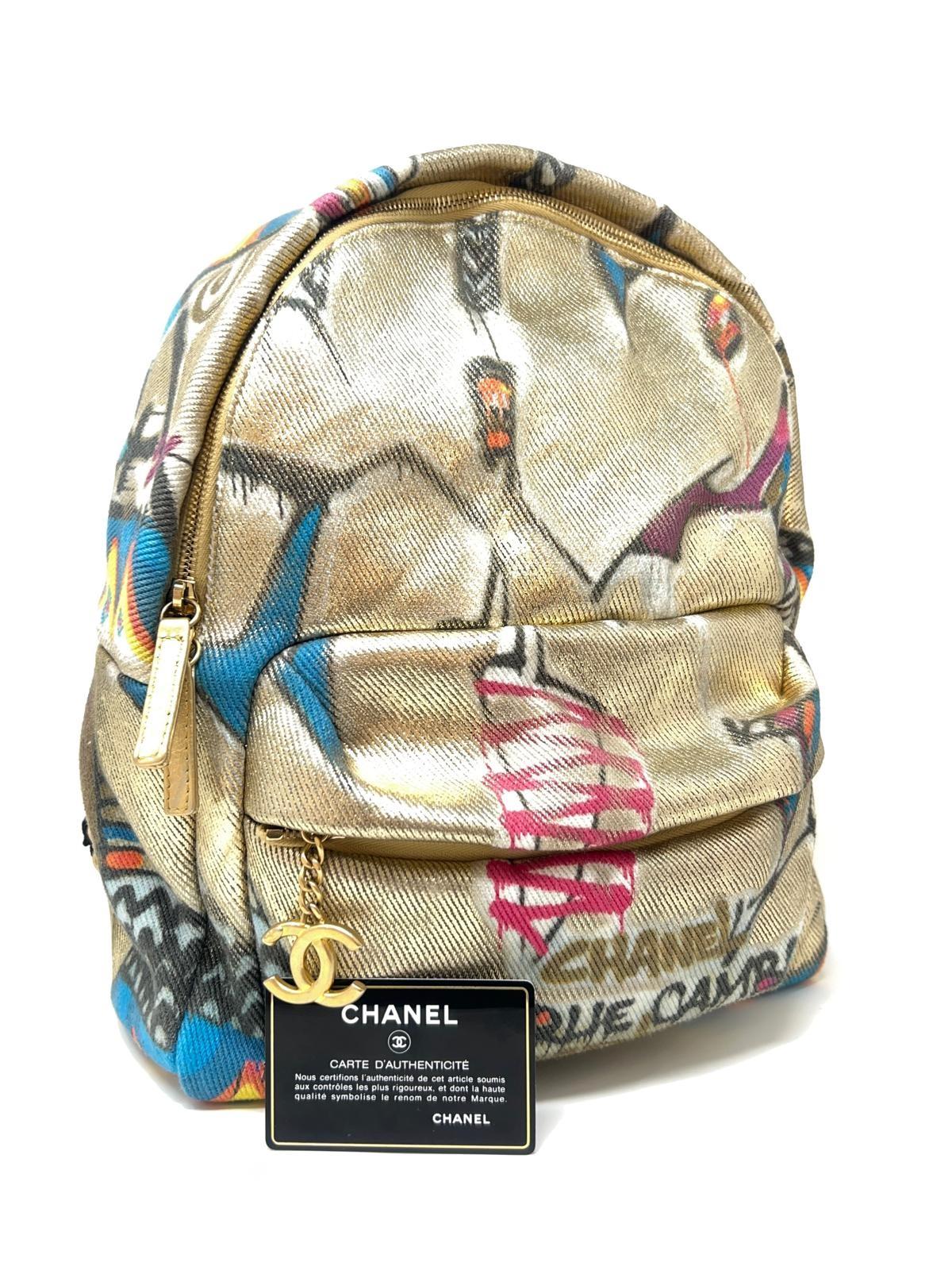 Sac à dos « Street Spirit » de Chanel imprimé graffitis dorés et accessoires dorés 1