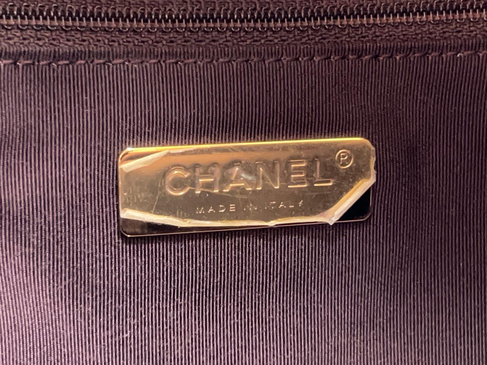 Sac à dos « Street Spirit » de Chanel imprimé graffitis dorés et accessoires dorés 2