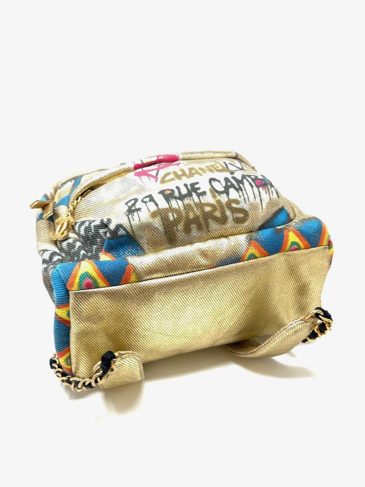Sac à dos « Street Spirit » de Chanel imprimé graffitis dorés et accessoires dorés 3