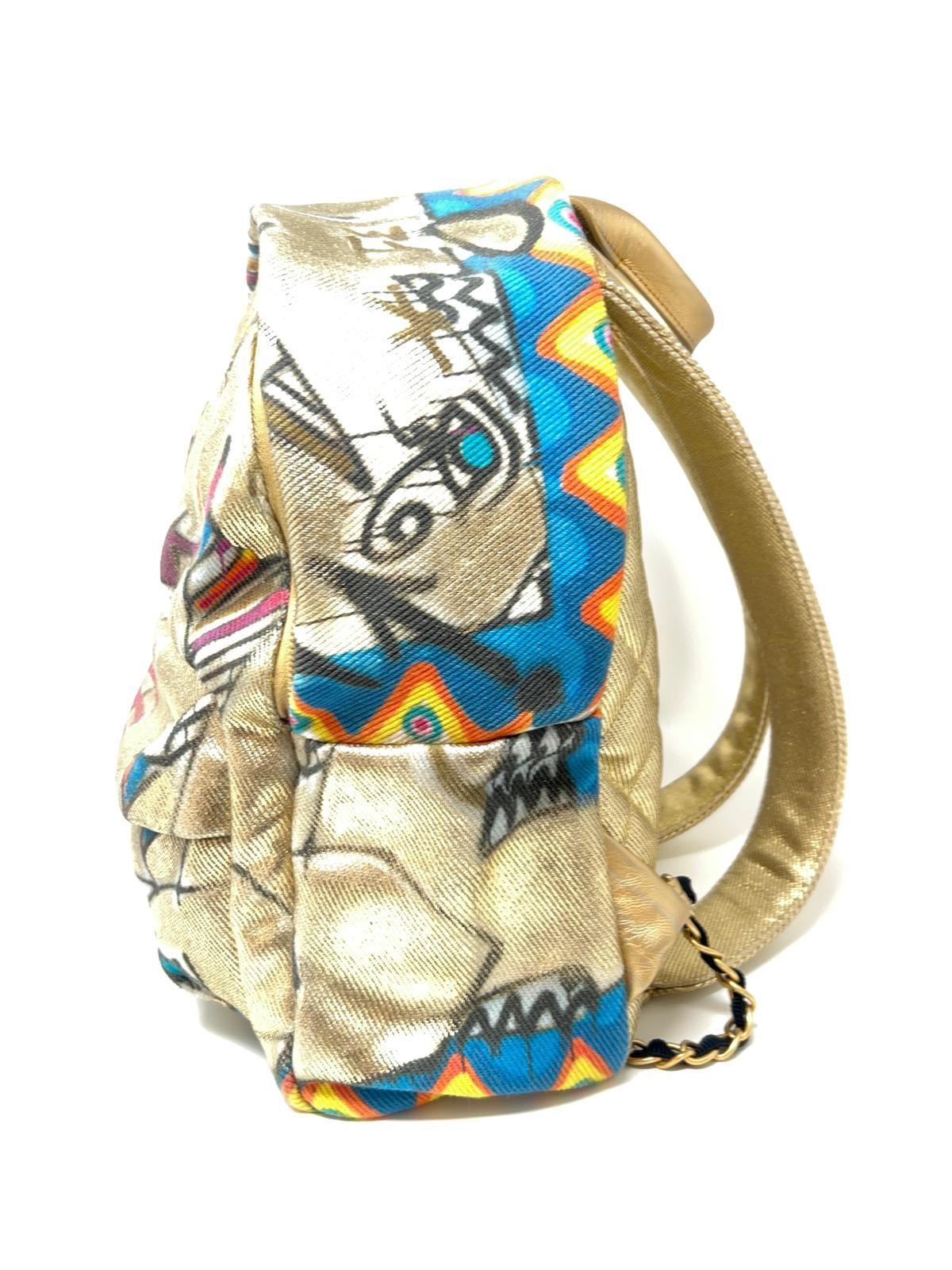 Sac à dos « Street Spirit » de Chanel imprimé graffitis dorés et accessoires dorés 5